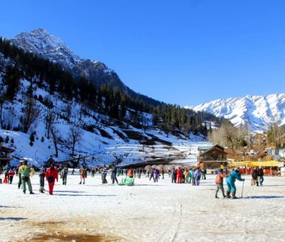 many people are scating and enjoy snow mountain